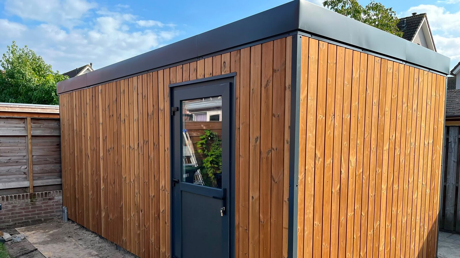 Berging in Boxtel met sandwichpanelen en zichtgevels in thermo vuren.