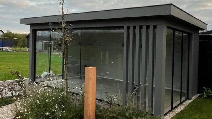 Veranda in Langbroek in een unieke kleur, met veel glas en strakke verticale lamellen.